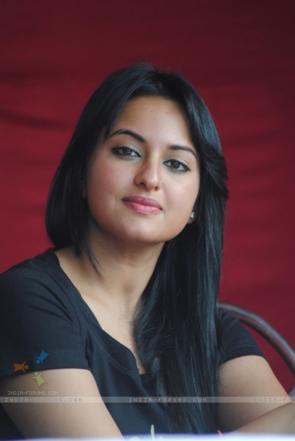 109426-sonakshi-sinha-pay-tribute-to-2611-martyrs
