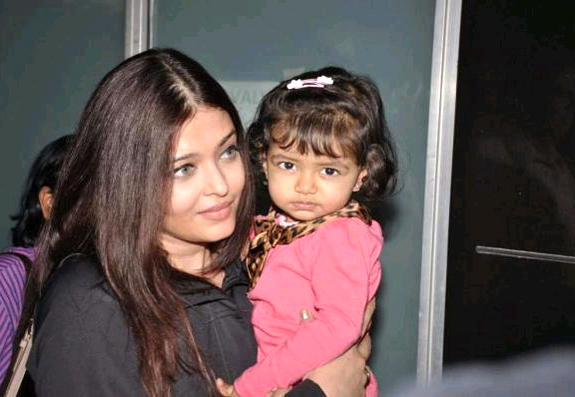 Baby Aradhaya Always take First Priority of her Mom Aishwaraya Rai Bachchan,Aradhaya first priority of Aishwarya.
