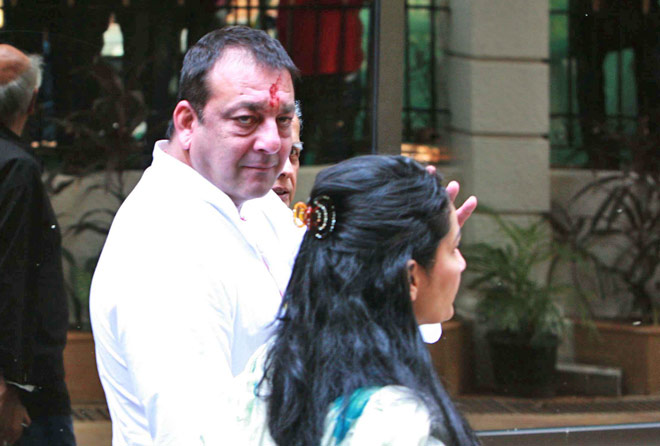 Sanjay Dutt to surrender today, Sanjay Dutt surrenders in court, latest News Update, latest news, latest news today.