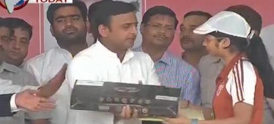UP Chief Minister Akhilesh Yadav distributed 8,000 laptops to students in Ghaziabad ,latest news today , latest political news, political news , latest Uttar pradesh news ,political news updates.