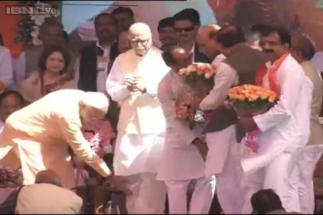 Live: Narendra Modi bends down to touch LK Advani’s feet at Bhopal rally, Narendra modi, Modi , L K Advani, Sushma Swaraj, BJP, BJP rally, Bhopal rally , latest news, political news.