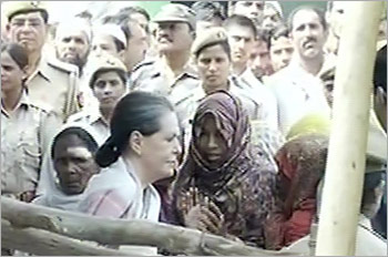PM, Sonia to visit riot-hit areas of Muzaffarnagar, Sonia Gandhi, Congress, Manmohan Singh, Muzaffarnagar riots, UP riots, PM , Sonia Gandhi, Latest news, politics updates.