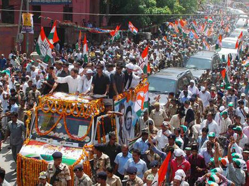 Rahul pulls crowd, but voters yet to make up mind, Rahul Gandhi Roadshow,Massive crow in Rahul Gandhi Roadshow, Delhi Election 2015